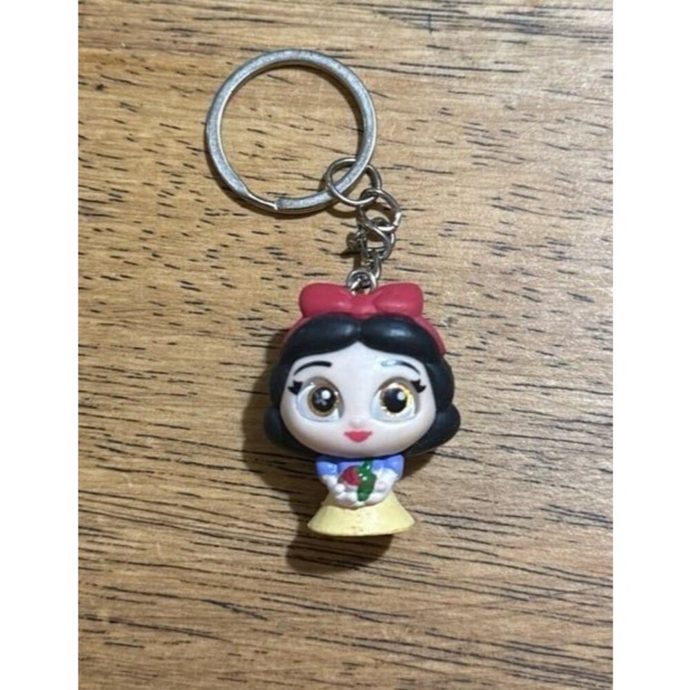 Snow White Doorables keychain